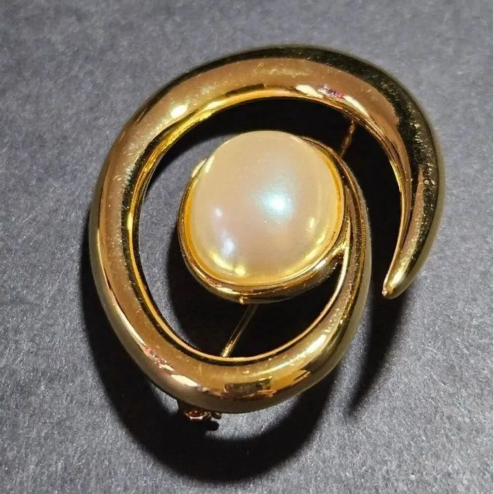 Vintage Monet gold tone swirl brooch
